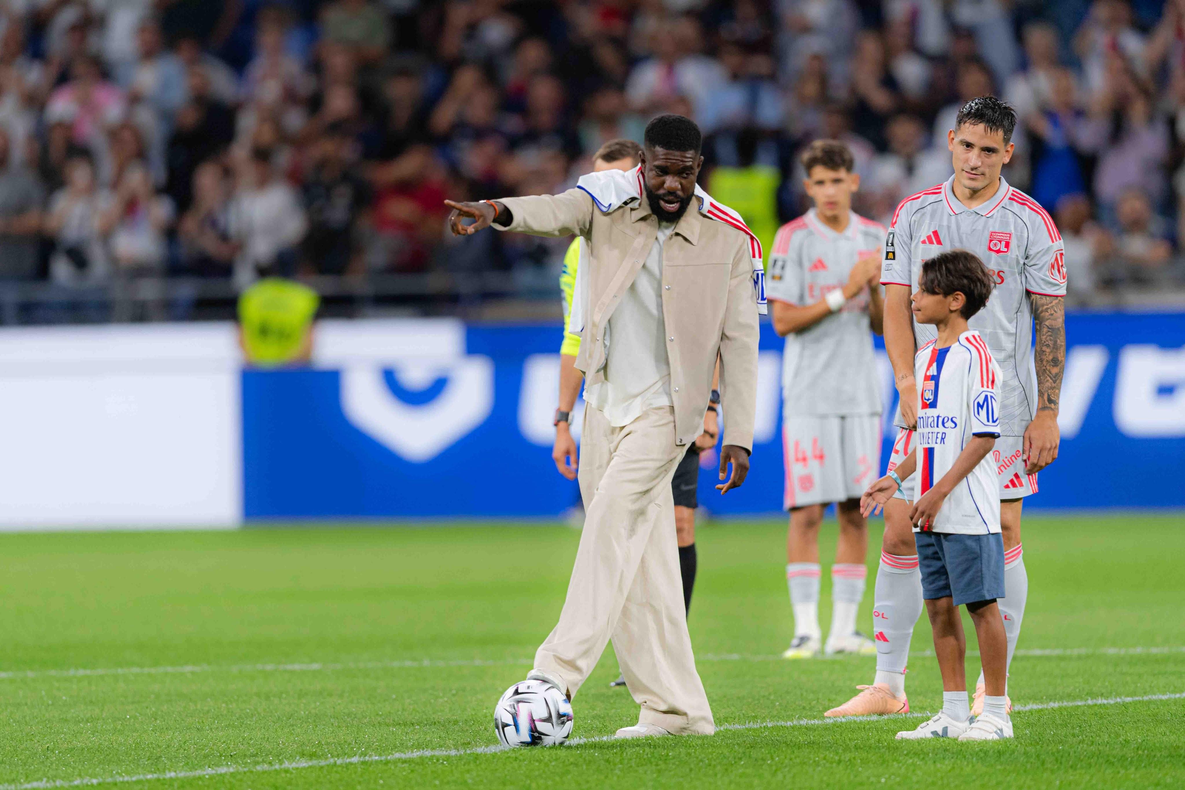 尽管出生于, ue 尽管出生于, ue